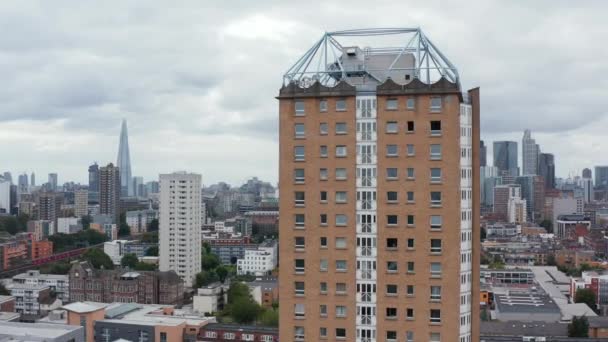 Un'orbita attorno a Winterton House. Palazzina alta con facciata in mattoni. Grattacieli del centro citta 'sullo sfondo. Londra, Regno Unito — Video Stock