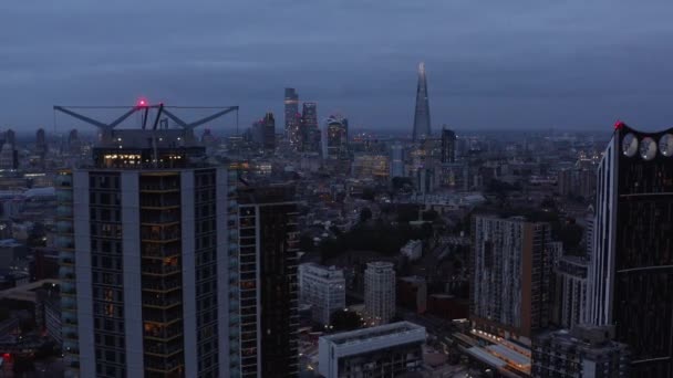 Filmagem elevada de edifícios residenciais altos no distrito urbano de Elephant e Castle. A paisagem urbana ao anoitecer. Londres, Reino Unido — Vídeo de Stock