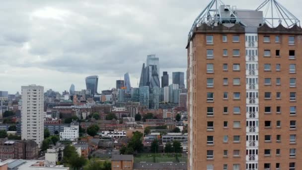 Fremad flyver over bydelen. Gruppe af moderne downtown bygninger i baggrunden. London, Det Forenede Kongerige – Stock-video