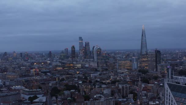 Şehir İş Merkezi 'ndeki yüksek ofis binalarının kaydırak ve pan görüntüleri. Gün batımında gökdelenlerle panoramik şehir manzarası. Londra, İngiltere — Stok video