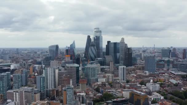 Slide e pan shot del business hub. Grattacieli moderni iconici nel distretto di City da est. Cielo coperto. Londra, Regno Unito — Video Stock