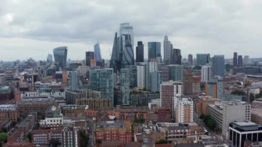 Modern şehir ilçesinin yükselen görüntüsü. Bir grup iş gökdelenleri. Iconic Walkie Talkie, Gherkin, Scalpel ve diğer binalar. Londra, İngiltere