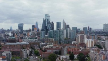 Şehrin üzerinden geriye doğru uç. Şehir finans ve ekonomi merkezindeki modern ofis binalarının panoramik görüntüsü. Londra, İngiltere