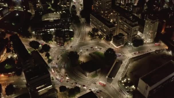 Flygbilder av trafiken på Elephant och Castle. Vinkelvy över fordon som kör genom onormalt runt vägskäl. London, Förenade kungariket — Stockvideo