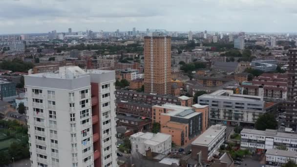 Avante sobrevoe o bairro urbano. Vários edifícios altos elevando-se acima de outros desenvolvimentos. Londres, Reino Unido — Vídeo de Stock