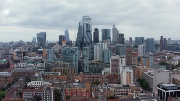 Stigande bild av den moderna stadsdelen. En grupp affärs skyskrapor. Ikoniska Walkie Talkie, Gherkin, Skalpell och andra byggnader. London, Förenade kungariket — Stockvideo