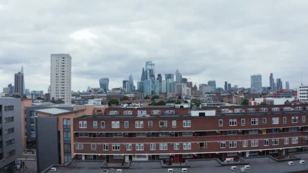 Stigande bild av stadsutveckling på Watney Market. Avslöja centrum skyline med höga kontorsbyggnader i City finansiella nav. London, Förenade kungariket — Stockvideo