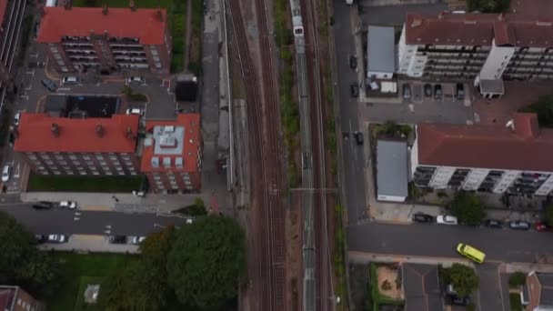 Vedere unghiulară înaltă a unităților de tren de pasageri pe calea ferată în oraș. Conducem prin gară. Londra, Marea Britanie — Videoclip de stoc