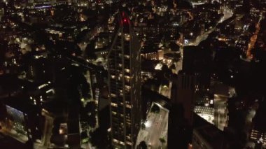 Arka planda uzun, modern apartman kulesinin ve gece siluetinin açılışını yapın. Şehir merkezinde akşam. Londra, İngiltere