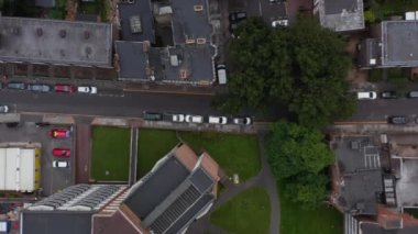 Havadan kuşların gözü üstte, dar kasaba caddesinde yaklaşan trafiğe yol veren arabanın görüntüsünü takip ediyorlar. Londra, İngiltere