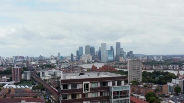 Apartman dairesinin yükselen görüntüleri. Thames nehri ve Canary Wharf iş merkezi ile panoramik manzara ortaya çıkıyor. Londra, İngiltere — Stok video