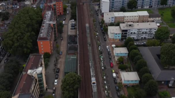 선로를 통해 이웃 지역을 통과하는 열차의 운행 경로를 추적 한다. 공중 수송 차량의 모습. 런던, 영국 — 비디오