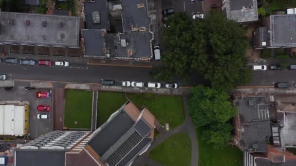 Aves aéreas olho em cima de cima para baixo visão de rastreamento de carro dando lugar ao tráfego próximo na rua estreita da cidade. Londres, Reino Unido — Vídeo de Stock