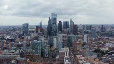 Şehir merkezindeki modern yüksek binaların havadan panoramik görüntüsü. Londra, İngiltere