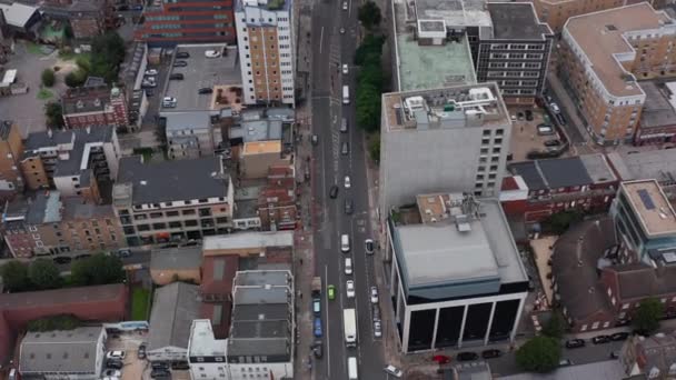 Indietro volare sopra le strade della città. Tilt up rivelano di business hub con moderni grattacieli facciata in vetro. Londra, Regno Unito — Video Stock