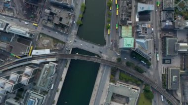 Havadan kuşların gözü Liffey nehri üzerindeki köprüdeki trafiği yukarıdan görüyor. Demiryolu köprüsü hemen yanında. Dublin, İrlanda
