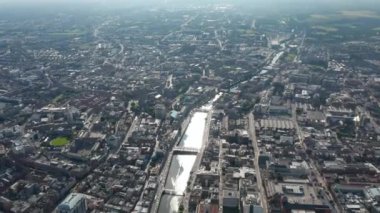 Büyük şehrin yüksek açılı manzarası. Şehrin içinden akan nehrin hava panoramik görüntüsü ve güneş ışığını yansıtıyor. Dublin, İrlanda