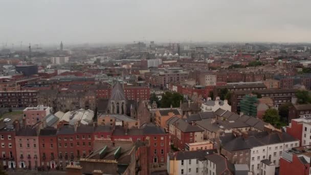 町の空中パノラマビュー。住宅ビルに映像を下に傾ける。霧やスモッグによる可視性の制限。アイルランドのダブリン — ストック動画