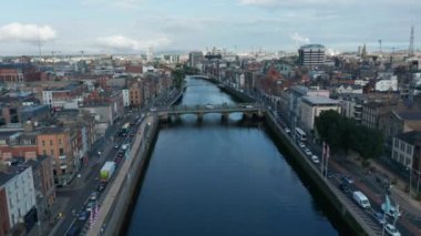 Grattan Köprüsü yakınlarındaki Liffey nehrinin üzerinden alçalıyoruz. Rıhtım yollarında trafik sıkışık. Dublin, İrlanda