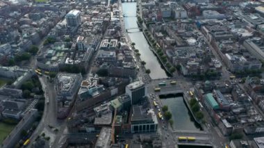 Liffey Nehri 'nin şehrin içinden geçerken çekilmiş panoramik görüntüleri. Barajlarda trafik vardı. Dublin, İrlanda