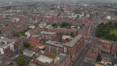 Kentsel mahallenin havadan panoramik görüntüsü. Sokakta giden araçlar. Kırmızı tuğlalı evler. Dublin, İrlanda