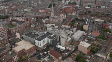 Kentsel çevredeki çeşitli binaların havadan panoramik görüntüsü. Şehir manzarasını yukarı kaldır. Dublin, İrlanda