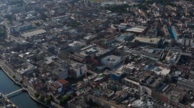 Şehir merkezindeki gelişimin havadan görüntüsü. Yükseklikten çeşitli konutlar ve ticari binalar. Dublin, İrlanda