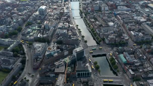 Imágenes panorámicas aéreas del río Liffey fluyendo a través de la ciudad. Tráfico en terraplenes. Dublín, Irlanda — Vídeos de Stock