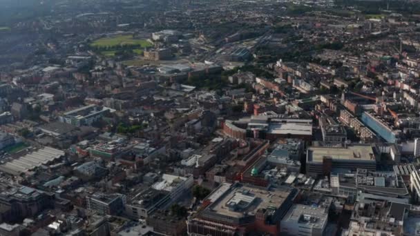 Slide och panorera bilder av stadsdelen från höjd. Hög variation av stadsutveckling. Dublin, Irland — Stockvideo