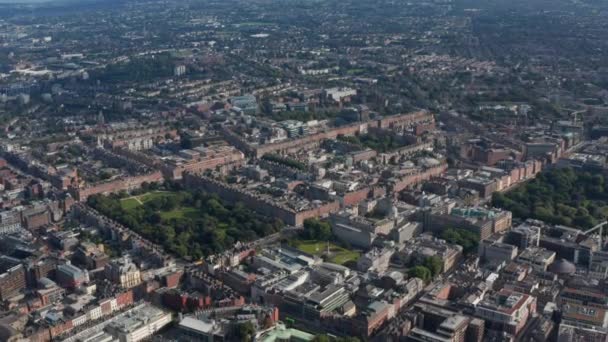 Rekaman panorama udara dari lingkungan perkotaan. Taman Merrion Square dan bangunan sekitarnya. Dublin, Irlandia — Stok Video