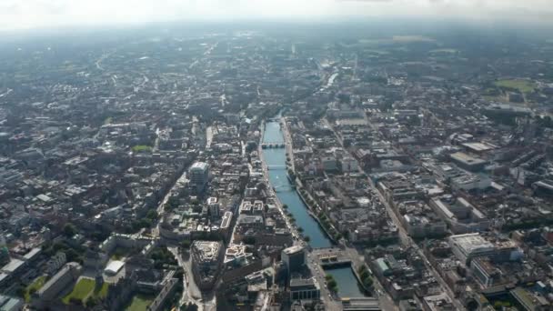 Imagens aéreas da cidade divididas por rio. Várias pontes que abrangem o rio Liffey e as margens de conexão. Dublin, Irlanda — Vídeo de Stock