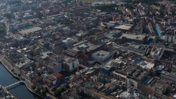 Widok z lotu ptaka na centrum miasta. Różne budynki mieszkalne i handlowe od wysokości. Dublin, Irlandia — Wideo stockowe