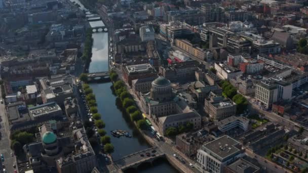 Imágenes aéreas del complejo de edificios de la corte en el río Liffey. Diapositiva y panorámica de la ciudad desde la altura. Dublín, Irlanda — Vídeos de Stock