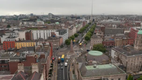 Wznoszące się nagrania ruchu na ulicach miasta. Samochody, autobusy i tramwaje przejeżdżające przez skrzyżowanie dróg przy Parnell Monument. Dublin, Irlandia — Wideo stockowe