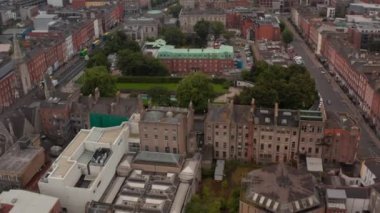 İleri uçaklar şehir merkezinin üzerinde. Yukarı kaldır ve şehir manzarasını göster. Sis ya da sis yüzünden görüş mesafesi sınırlı. Dublin, İrlanda