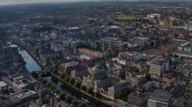 Nehir kıyısındaki Four Courts binasının kaydırma ve tava görüntüleri. Anayasa Mahkemesi 'nin baş koltuğu. Dublin, İrlanda