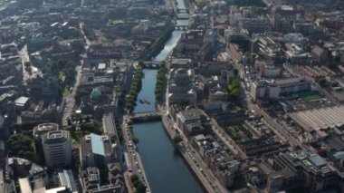 Liffey Nehri 'nin yukarısında, şehirde sakince akan ileriye doğru uçar. Baraj yollarında trafik vardı. Dublin, İrlanda