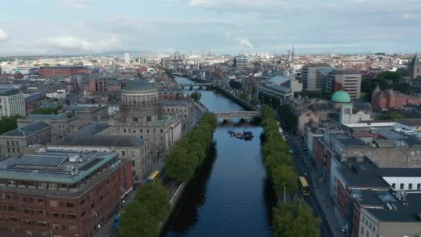 Adelante vuelan por encima del río Liffey alrededor del histórico edificio Four Courts en la orilla. Mezcla de estilos en urbanismo. Dublín, Irlanda — Vídeos de Stock