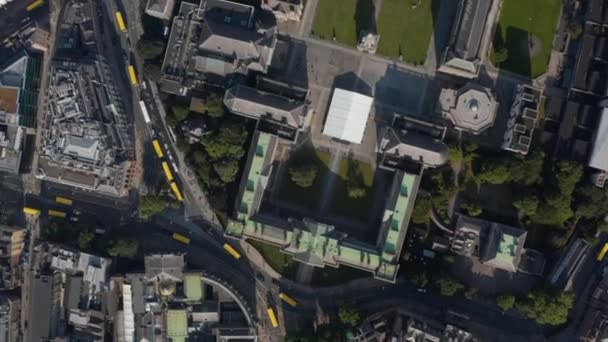 Глаз воздушных птиц сверху вниз панорамный вид улиц, заблокированных желтыми городскими автобусами. Водители автобусов блокируют забастовку. Дублин, Ирландия — стоковое видео