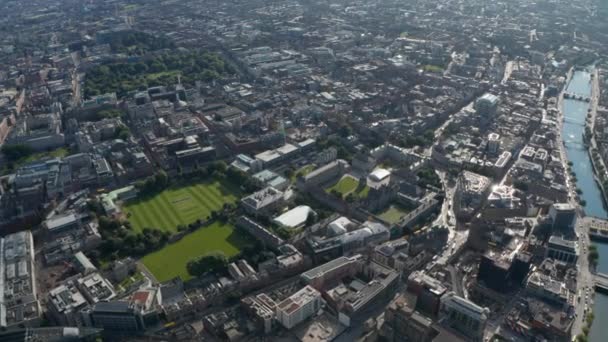 Vuela sobre la ciudad. Imágenes aéreas de desarrollo urbano de gran variedad. Complejo Trinity College. Dublín, Irlanda — Vídeos de Stock