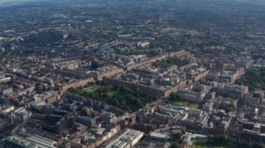 Kırmızı tuğlalı evlerle çevrili şehir merkezinin geniş panoramik görüntüleri. Dublin, İrlanda