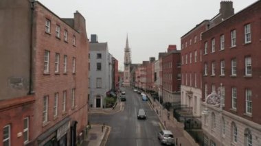 Tuğla evlerle çevrili sokaklar boyunca ilerliyorlar. Abbey Presbiteryen Kilisesi 'ni ve bölgenin çatı manzarasını gözler önüne seriyor. Dublin, İrlanda