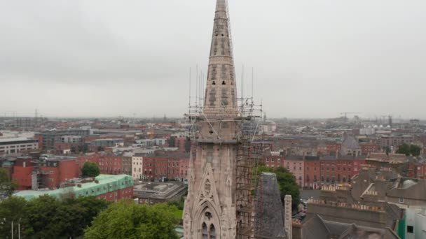 Orbita wokół ujęcia wieży kościoła prezbiteriańskiego opactwa z rusztowaniami. Utrzymanie zabytków. Dublin, Irlandia — Wideo stockowe