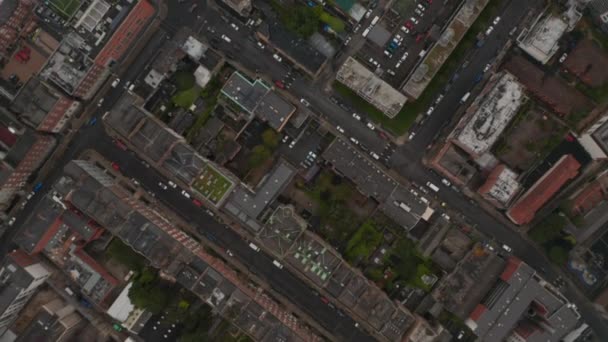 空中の鳥の目は、市街地の狭い通りのパンニングビューの上にオーバーヘッド。アイルランドのダブリン — ストック動画