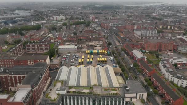 Zjeżdżalnia i zdjęcie miasta. Wysoki kąt widok na zajezdni transportu publicznego, autobusy parking na zewnątrz. Dublin, Irlandia — Wideo stockowe