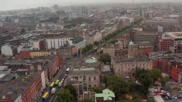 Naprzód latać nad ulicami dużego miasta. Miejska dzielnica i szeroka ulica z drzewami z wysokości. Dublin, Irlandia — Wideo stockowe