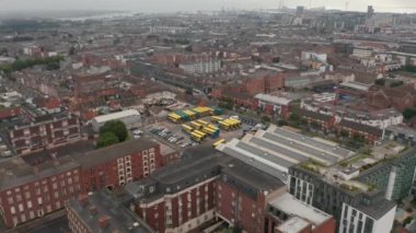 Şehir manzarasının hava panoramik görüntüsü, Dublin otobüs durağına odaklanmış. Sarı ve yeşil otobüsler dış bölgeye park ediyorlar. Dublin, İrlanda