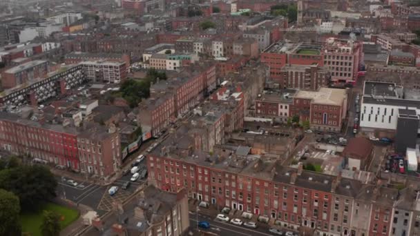 Vista ad alto angolo di case a schiera in mattoni rossi nel quartiere urbano. Inclinazione e pan filmati. Dublino, Irlanda — Video Stock