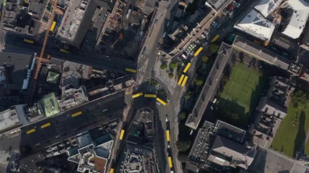 空中の鳥はストライキ中に黄色いバスが通りを塞いでいるのを見下ろす。アイルランドのダブリン — ストック動画
