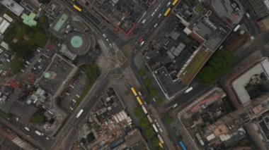 Gökkuşları tepeden aşağı Parnell Anıtı 'nın etrafındaki caddelerin trafiğini izliyorlar. Dublin, İrlanda